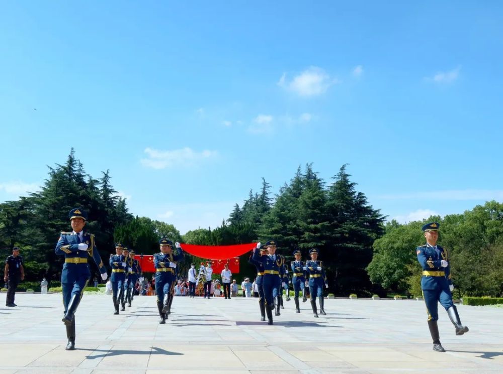 在国旗下成长 这场升旗仪式展现了青年担当 腾讯新闻