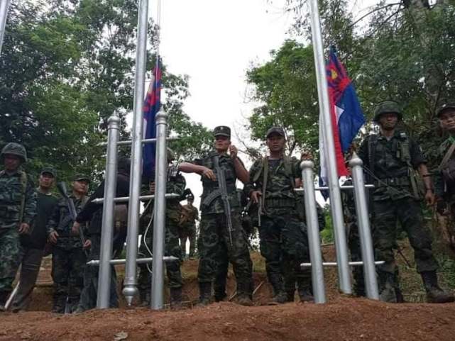 重整山河,缅甸克伦民族解放军在收复的边境军事基地升起克伦旗帜