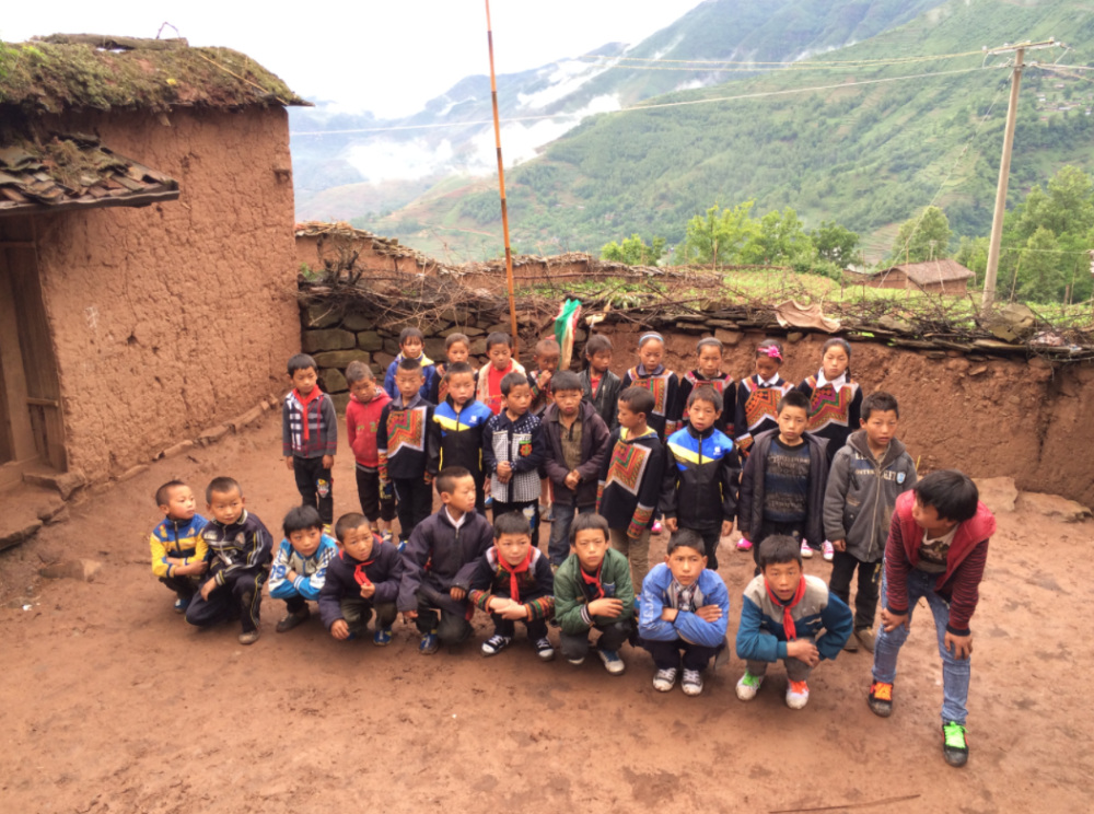 女老师义务支教山区12年,网友却认为她剥夺了孩子的寒暑假