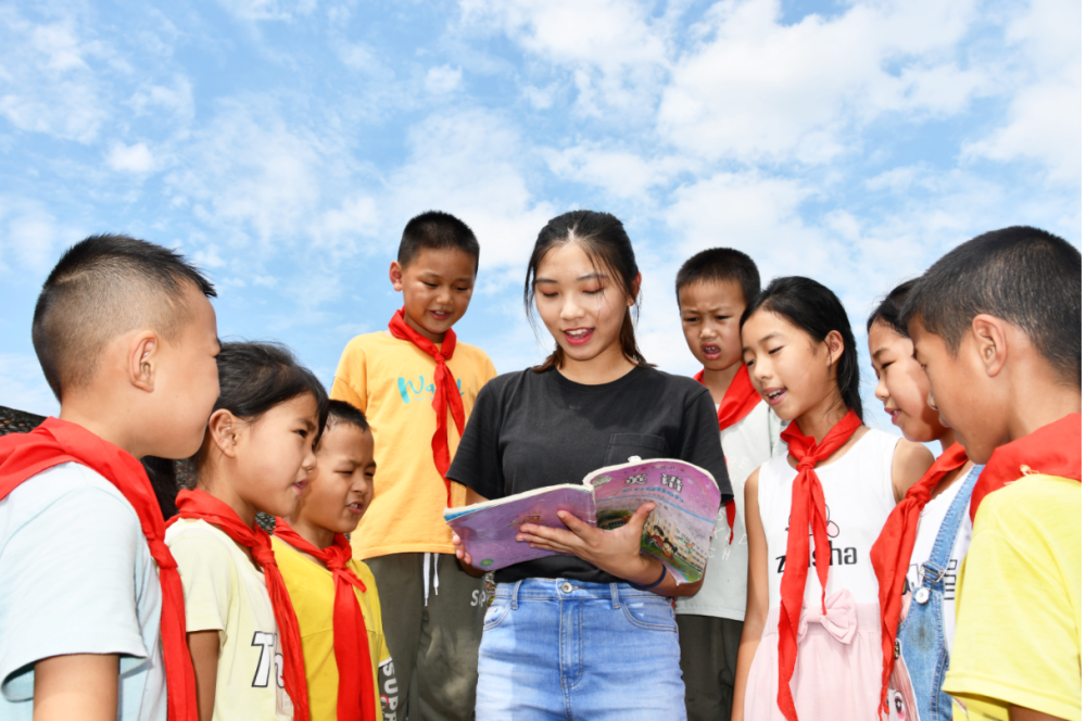 女老师义务支教山区12年网友却认为她剥夺了孩子的寒暑假