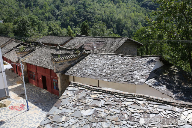 这里地处紫阳县西北边陲,山高林密,地势偏僻,西与汉中镇巴县碾子镇