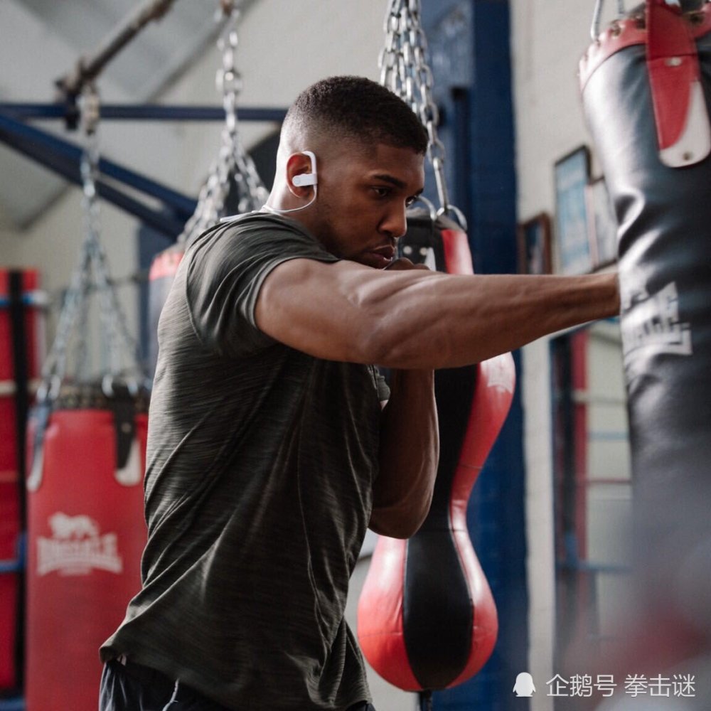 约书亚展示凶狠勾拳攻击,极具视觉震撼力,疑似要将乌西克ko!