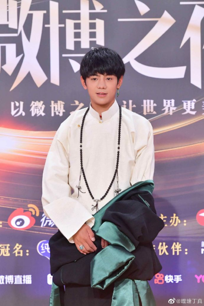 丁真不认识张小斐但认识贾玲!活动中遇见,对小斐的称呼耿直好笑