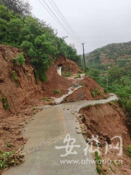 河南巩义洪灾4人死亡河洛镇西石沟村进村道路受阻村民等待救援