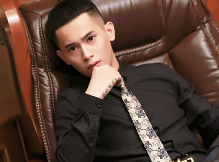 网红吴迪挑战三个月不停播,扬言"人气低于25万,自己扇嘴巴子"