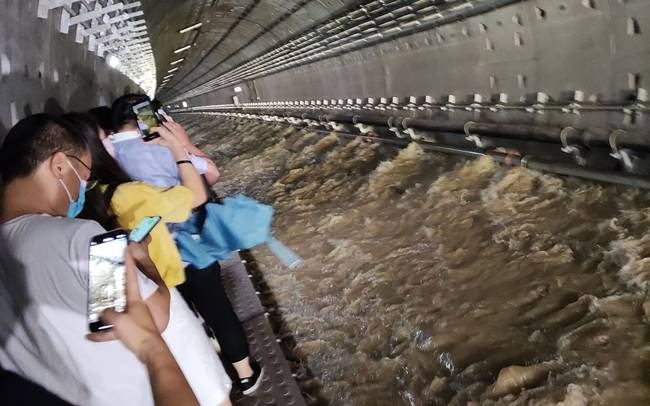 郑州地铁5号线生死营救:水漫轨道,乘客踩着工作人员的腿上站台