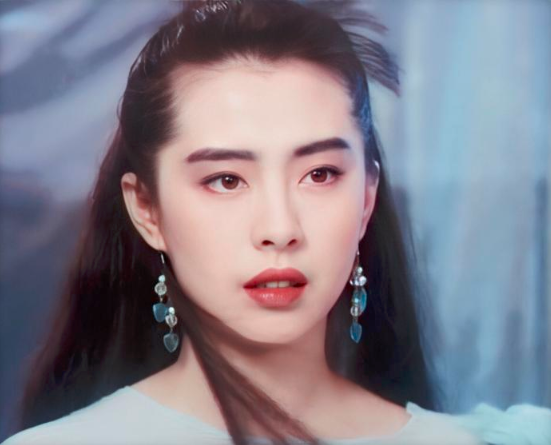 54岁王祖贤晒托腮美照皮肤白皙光滑似少女发量茂盛惹人羡