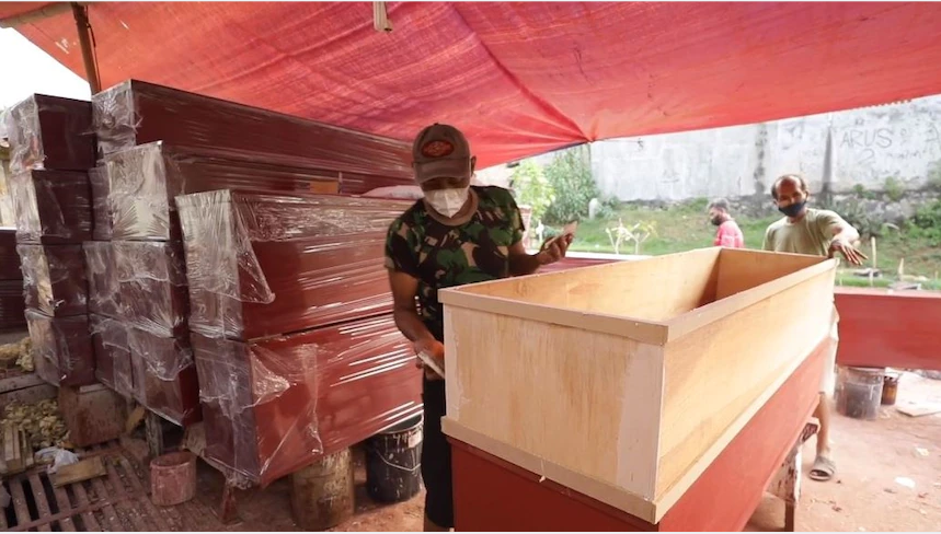 印度噩梦在他国上演死亡人数攀升印尼棺材制造厂日夜赶工