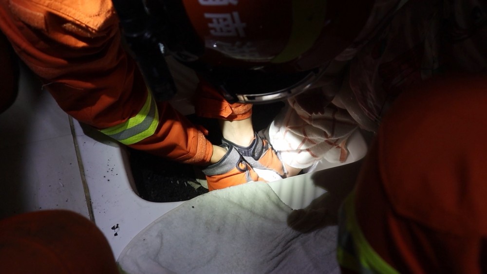 湘西小女孩深夜卡脚,获救后鞠躬致谢,消防员向她回敬礼