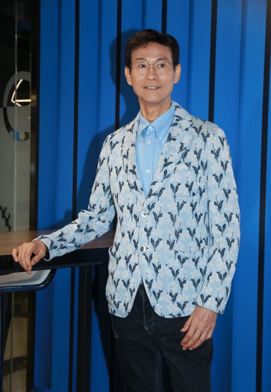 郑少秋74岁状态依旧很好,这才是"叔圈典范",穿搭时尚有型