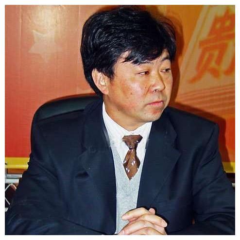 曾在毕节地区广播局工作,后任毕节地委机关秘书,科长,共青团贵州省