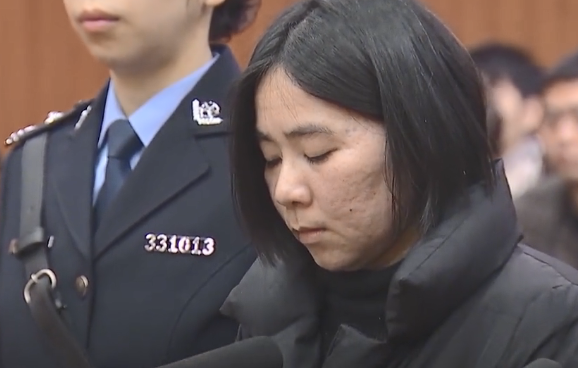 更奇怪的是,事发后莫焕晶并没有去救朱小贞母子四人,反而一直在协助