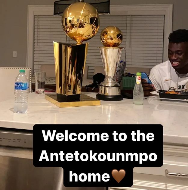 眼馋吗字母哥将总冠军fmvp奖杯全带回家开心欢迎到家