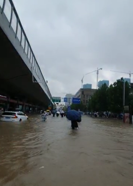 郑州暴雨,我们被困在车厢里