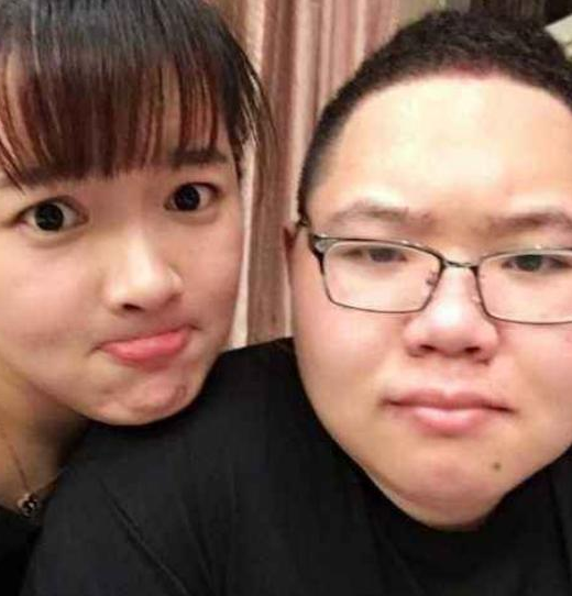 没有和沈灵敏分手pdd暖心回应害怕她被网暴没住在一起