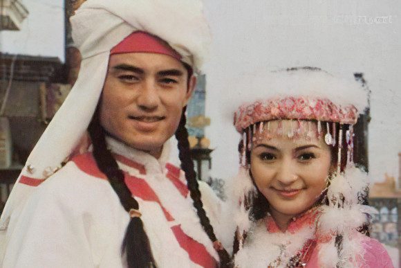 "香妃"去世23年,他至今未娶为其扫墓,号称最痴情男子