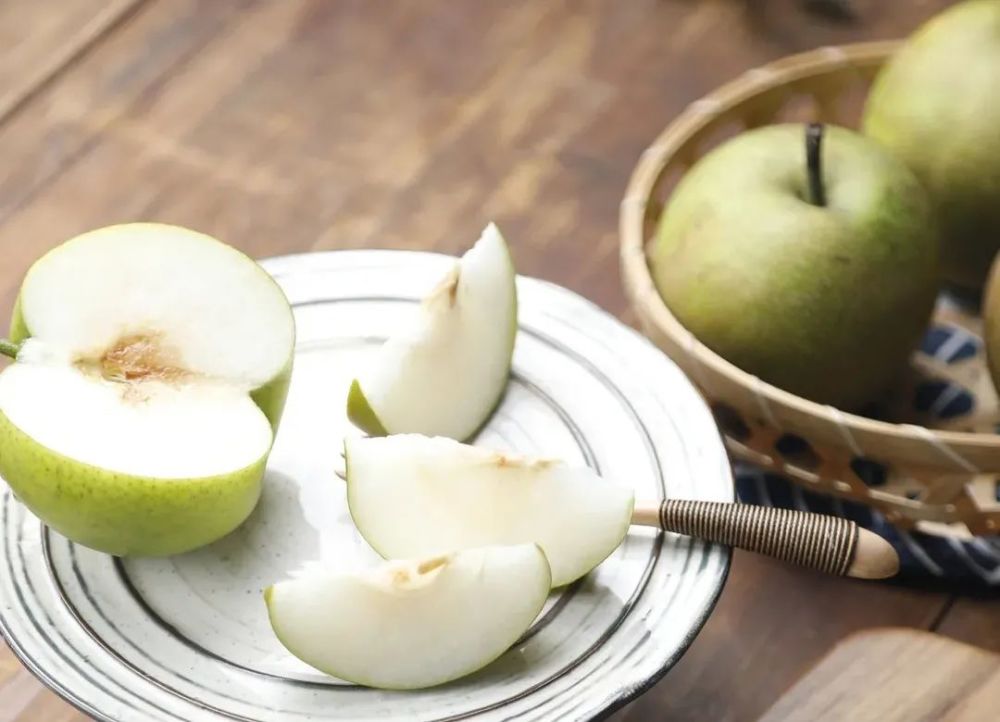 采摘,装箱,搬运……东华街道上杨村的梨林里一派繁忙景象,当地的黄