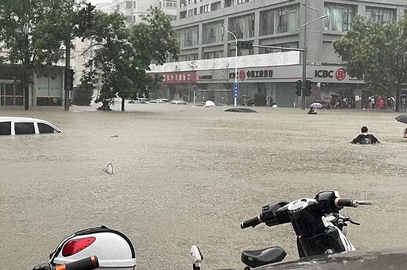 郑州大雨水淹车数万 车辆泡水后保险赔不赔？｜苏雨农的长镜头
