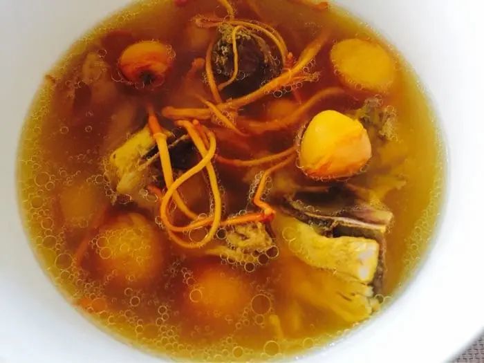 2,富贵子洗净对半切,放电压力煲压煮40分钟左右,再放冰糖.