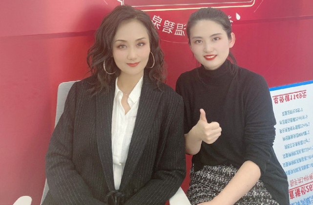 "富婆"李颖罕晒生活照,54岁穿半身裙跳舞似少女,直播捞金停不下来