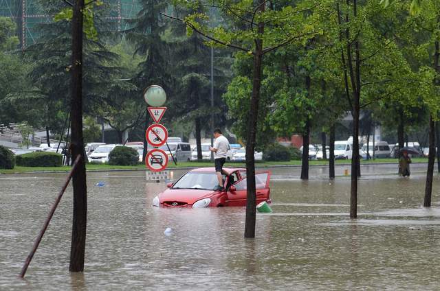 大雨袭击郑州，爱车泡水后，保险赔吗？涉水保险如何发挥作用