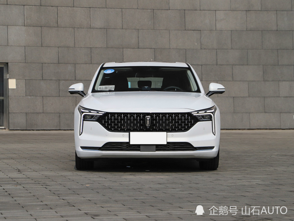 国产“黑马”车型！奔腾B70实拍，车长4米8＋溜背车身，油耗6.1升