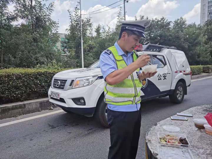 這組工作照看著讓人心疼!地表溫度70℃,杭州高速交警直面