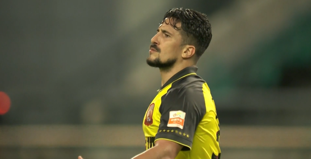 青岛队首发:22-刘震理,2-姜卫鹏,4-王皓,5-栗鹏,24-胡家笠(u23),7