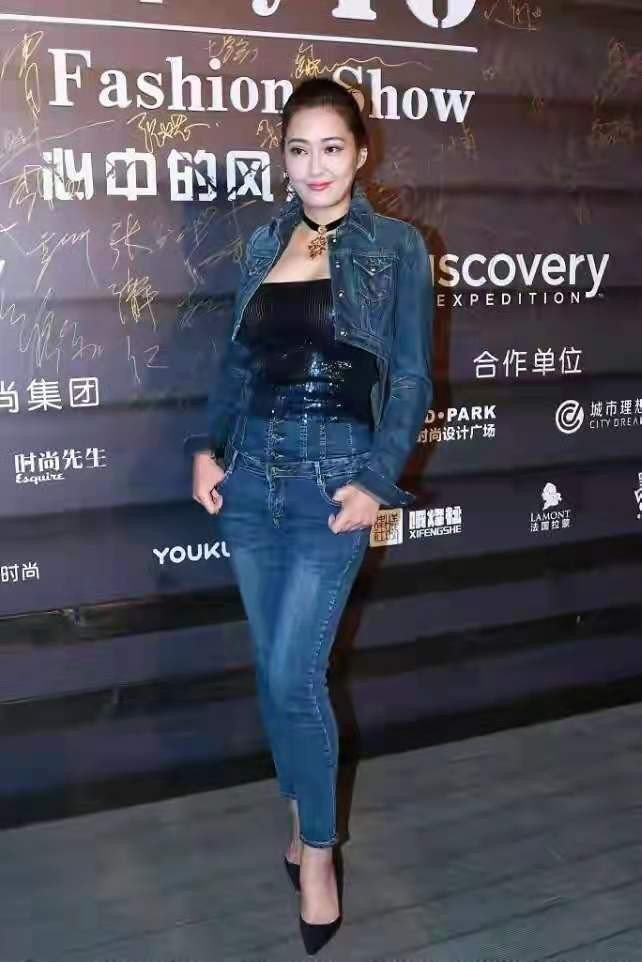 53岁孟广美衣品真高级,随便穿件绑带连衣裙亮相,气质火辣不显老