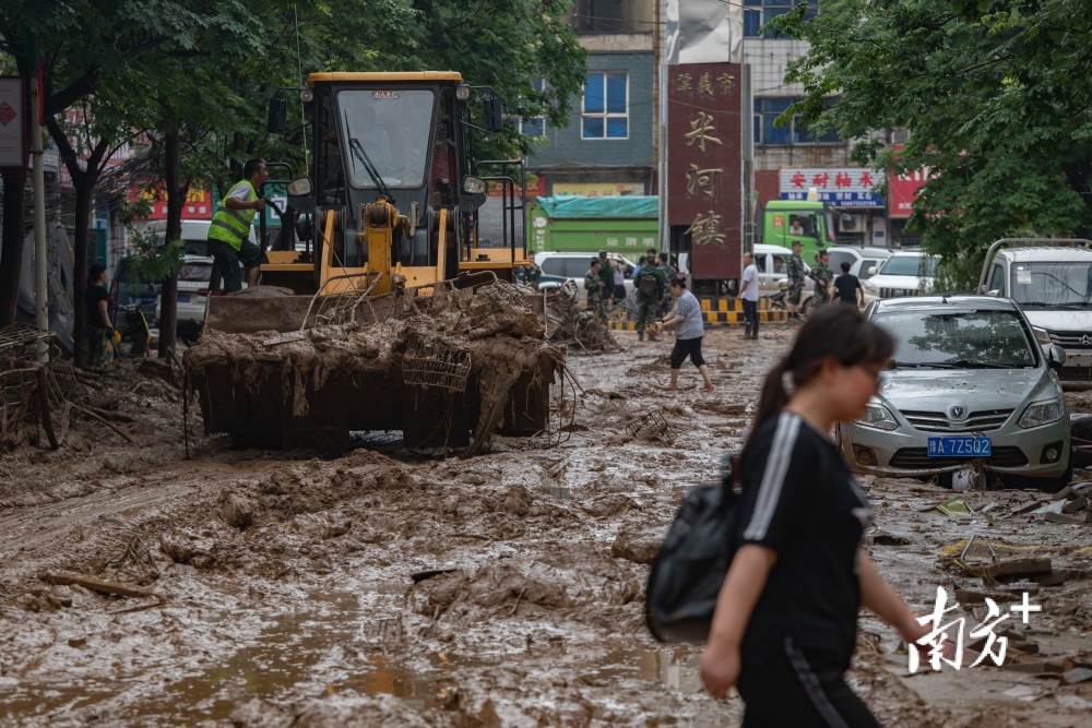 一线直击楼房坍塌车辆被埋暴雨后的巩义小镇陷入泥潭