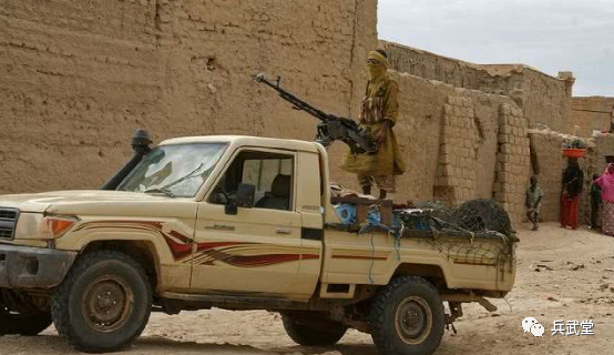 塔利班援军乘皮卡开往前线重机枪都是缴获而来投降的还发路费