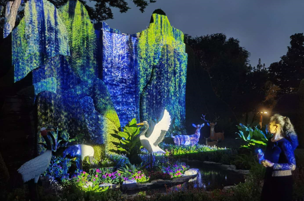 将开启首届沉浸式魔幻主题夜游节,40多公顷的"大花园"将变成光影空间