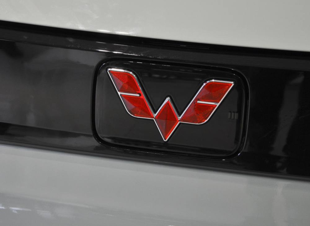 安全又实惠，遮风挡雨＋代步通勤，这台五菱仅3万多，买啥老头乐