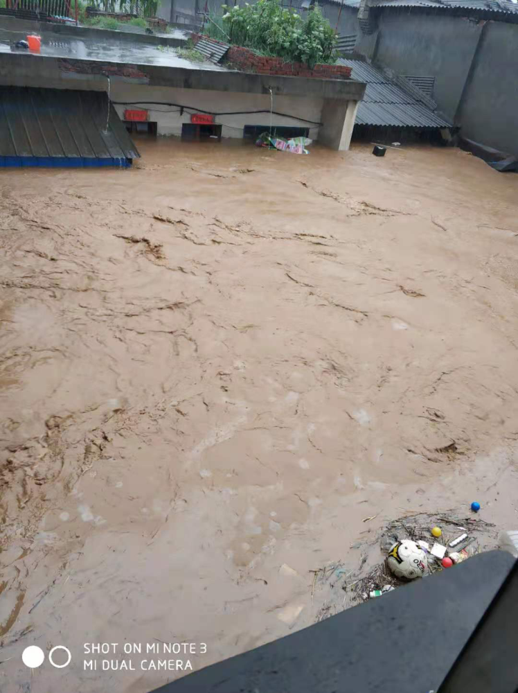 暴雨下的乡村灾情老人被困屋顶救援难以到达