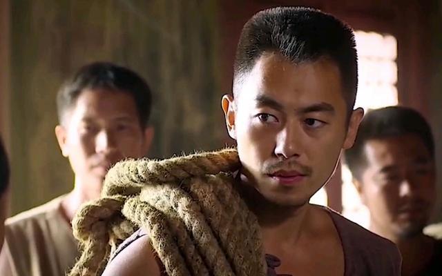 《红高粱家族》小说:余占鳌被郎中暗杀一事,隐藏着怎样的谜团?