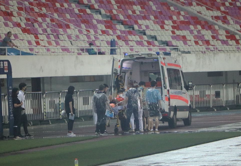 现场直击,金敬道被恶意放倒送医院,蒿俊闵缺席原因揭晓,莱昂有点小