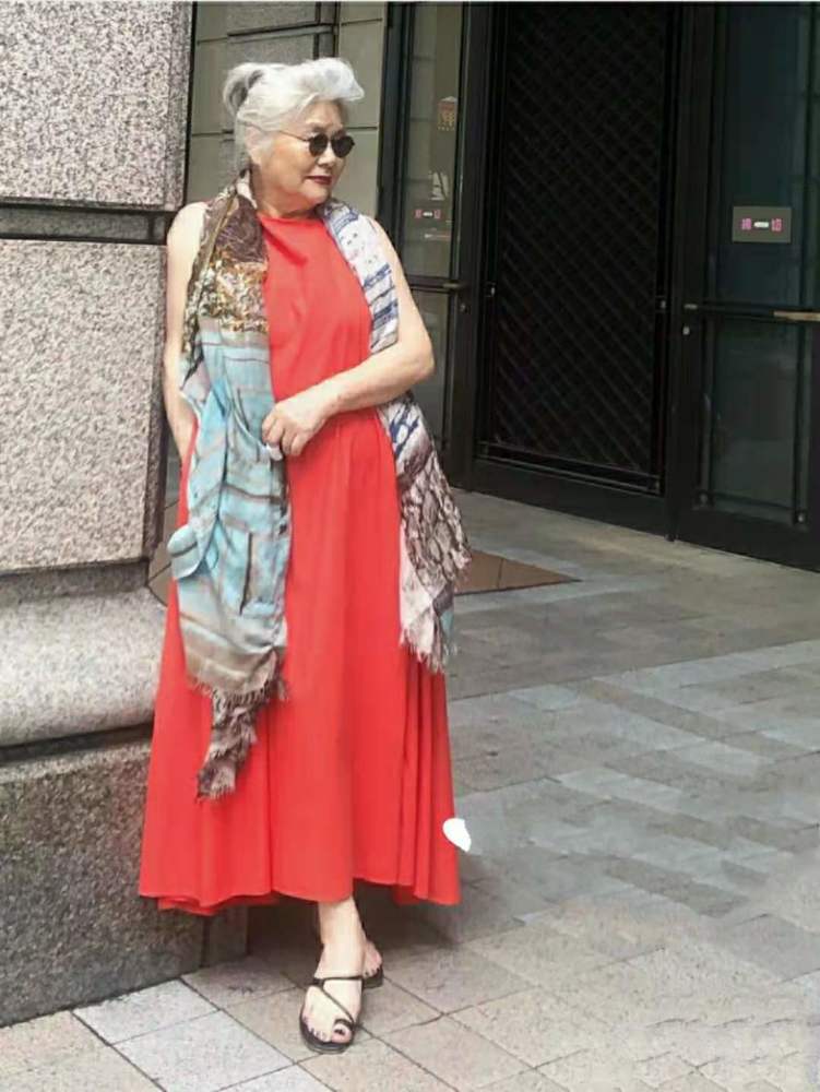 82岁胖奶奶不惧年龄穿连衣裙搭围巾清凉高贵满头白发也洋气