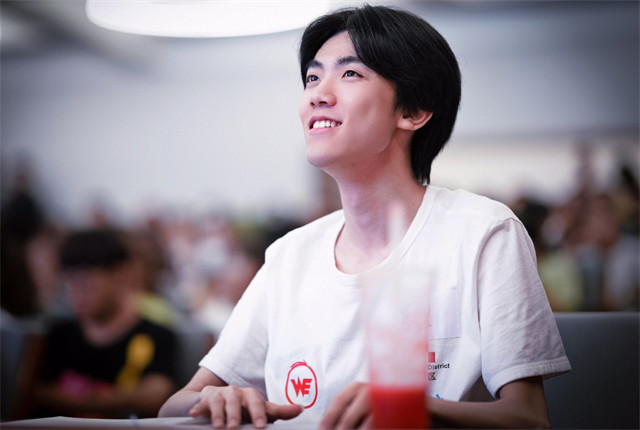 后期we通过两波团战胜利拿下风暴龙王buff并反推两座高地,但是决胜团