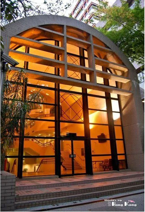 因父亲病逝辍学,李嘉诚去舅舅庄静庵的手表公司上班,并爱上表妹庄月明