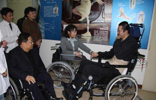 山东姑娘张海迪5岁失去双腿会四国语言与丈夫婚后平静幸福