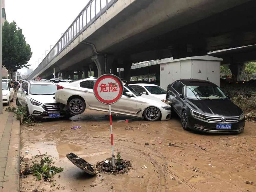 洪水暂退的郑州市区:有商户期待生意走回正轨 有市民到地铁站哀悼