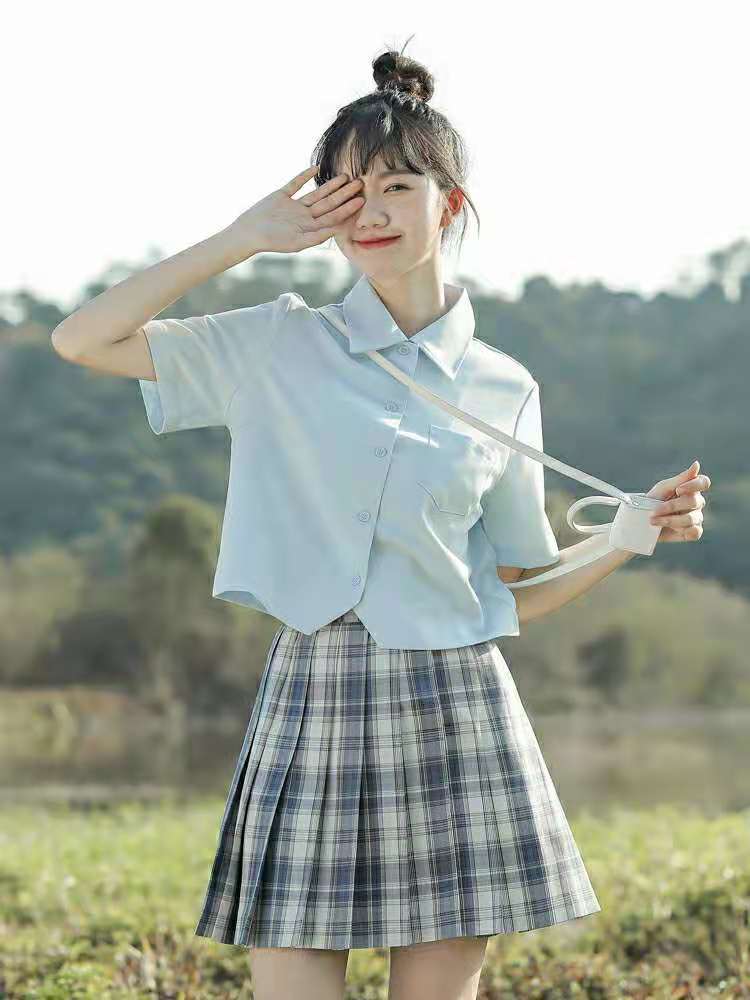 将会因为百褶裙的优雅和青春少女元素,中和整体的运动元素,让整个搭配