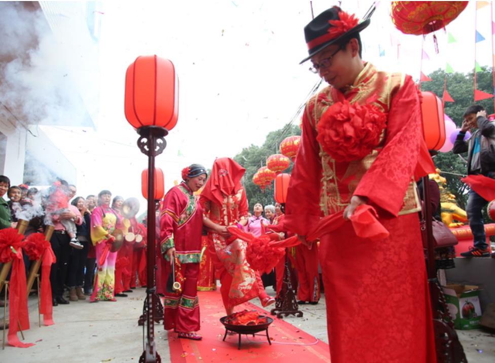 新娘过门为什么要跨火盆火盆为什么要用金属盆老祖宗的智慧