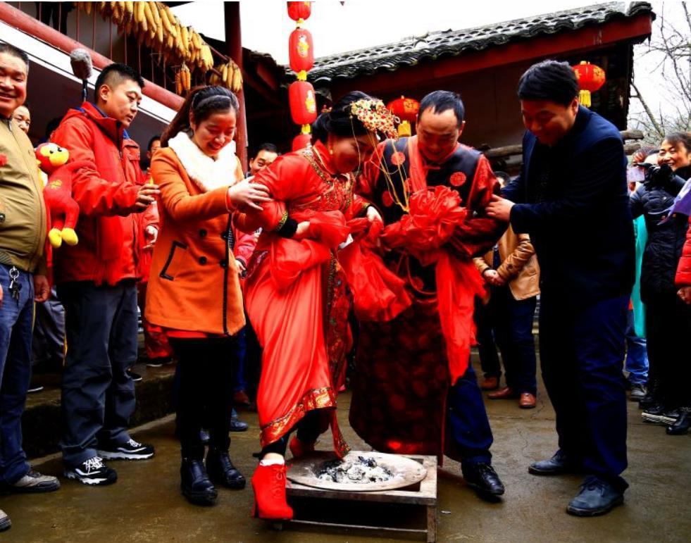 新娘过门为什么要跨火盆火盆为什么要用金属盆老祖宗的智慧