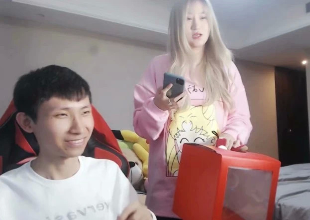 梦泪直播打游戏女朋友兮兮身材遭热议衣服宽松小腹隆起这是怀孕了吗