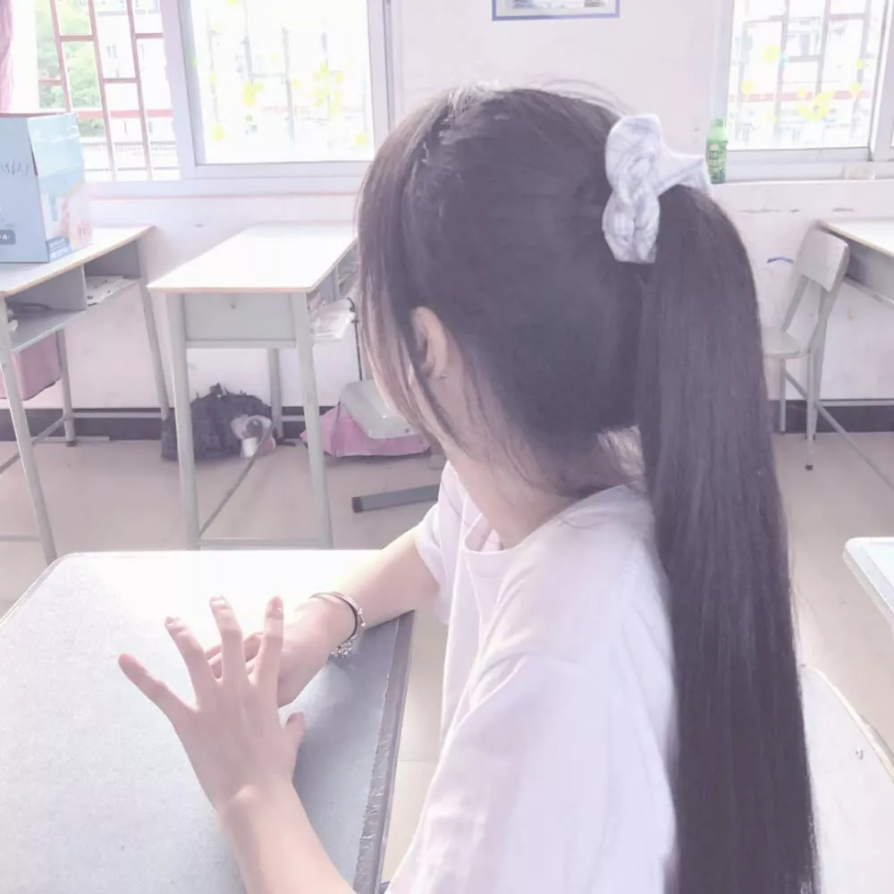 女生马尾头像这个世界泥泞破碎却也能开出温柔的花朵