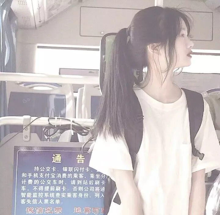 女生马尾头像:这个世界泥泞破碎,却也能开出温柔的花朵