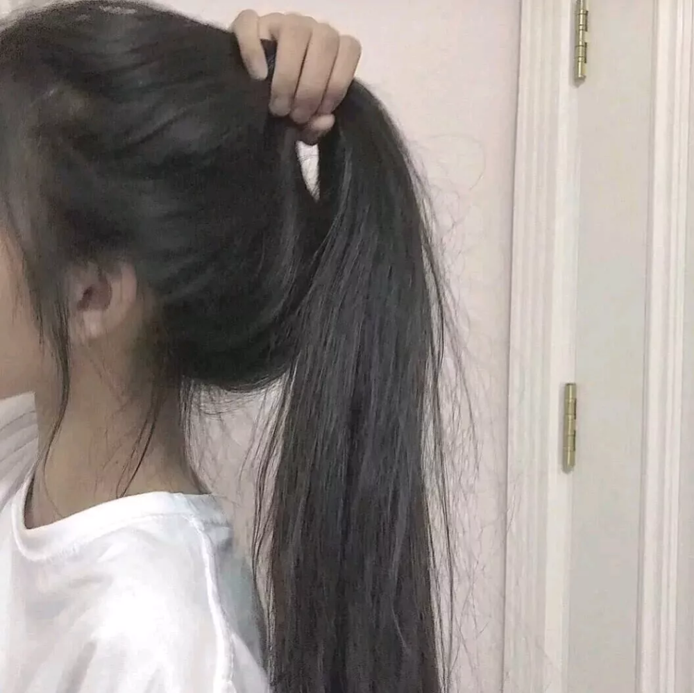 女生马尾头像这个世界泥泞破碎却也能开出温柔的花朵