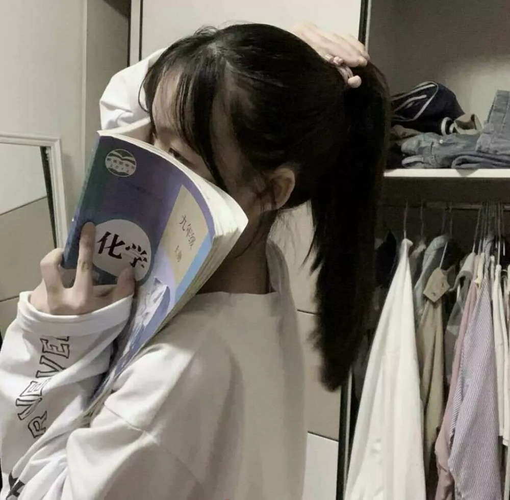 女生马尾头像:这个世界泥泞破碎,却也能开出温柔的花朵