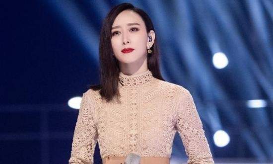 富婆胡静深夜点3次外卖吃猪脑花一脸享受素颜出镜状态似少女